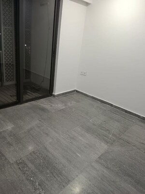 Room in 2.5 BHK Apartment at Indus Shell Tower, Chembur – for Rent