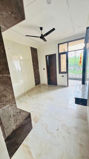 Room in 3 BHK Apartment at Trident Embassy, Sector 1 Greater Noida – for Rent