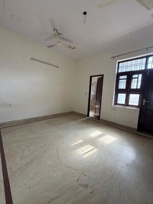Room in 3 BHK Independent House at Sector 46 – for Rent