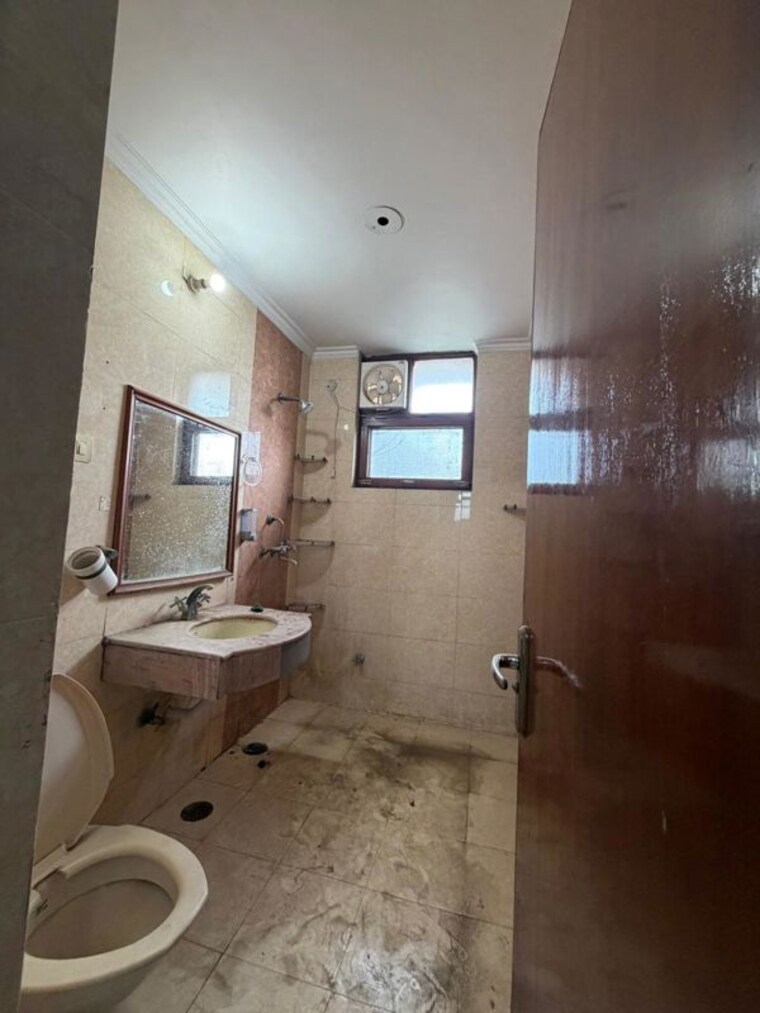 Bathroom, sector 46 3 Bedroom 350 Sq.Yd. Independent House In Sector 46 Faridabad 10477116