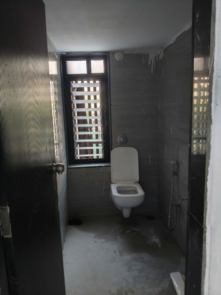  Parking, magic-square Commercial Office Space 700 Sq.Ft. In Malad East Mumbai 10477165