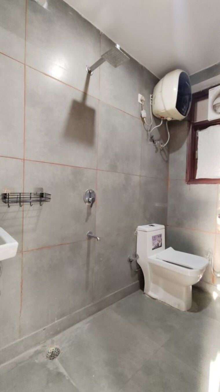 Bathroom, sainik farm 1 Bedroom 450 Sq.Ft. Apartment In Sainik Farm Delhi 10477229
