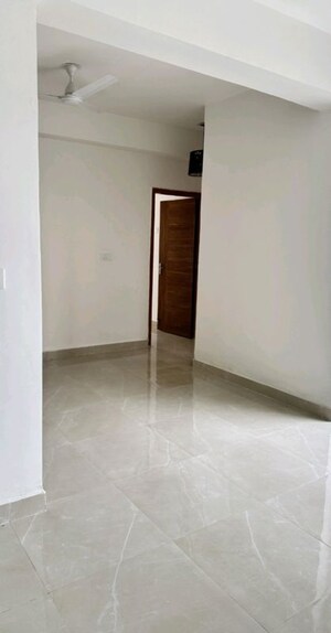 Room in 2 BHK Apartment at Earthcon Casa Grande II, Chi V Greater Noida – for Rent