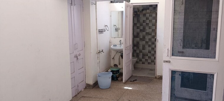 Bathroom, naraina 3 Bedroom 150 Sq.Yd. Builder Floor In Naraina Delhi 10477279