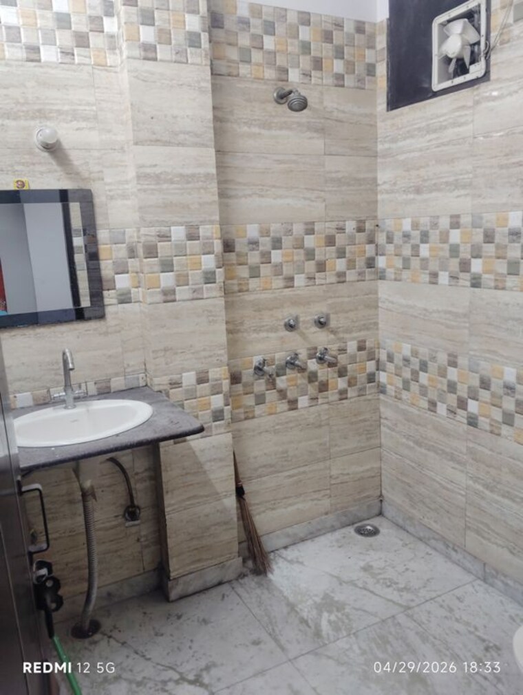 Bathroom, jhilmil colony 2 Bedroom 890 Sq.Ft. Apartment In Jhilmil Colony Delhi 10477218