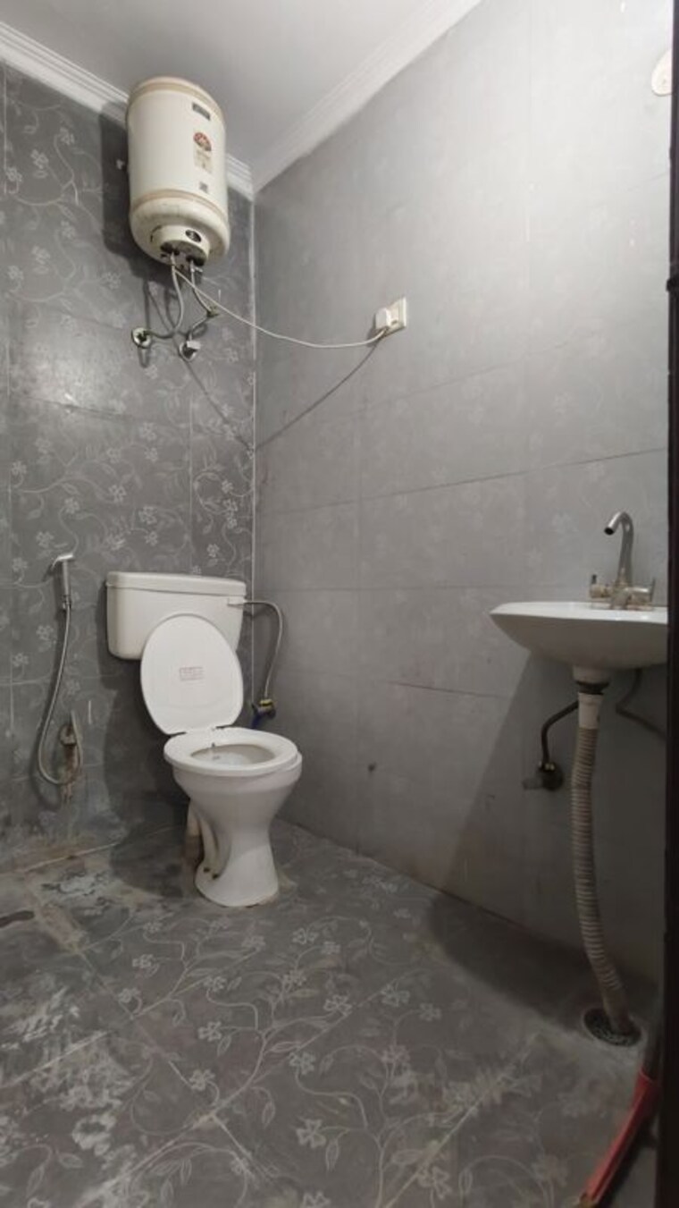 Bathroom, freedom fighters enclave 1 Bedroom 440 Sq.Ft. Apartment In Freedom Fighters Enclave Delhi 10477357