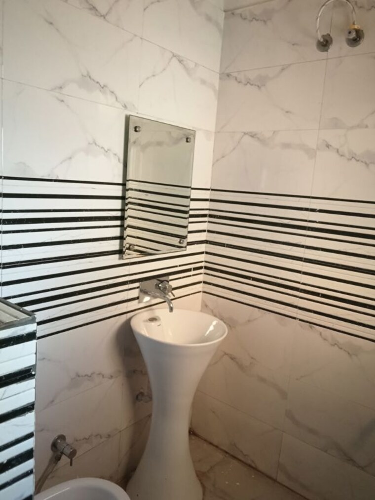 Bathroom, dhakoli 3 Bedroom 122 Sq.Yd. Builder Floor In Dhakoli Zirakpur 10477580