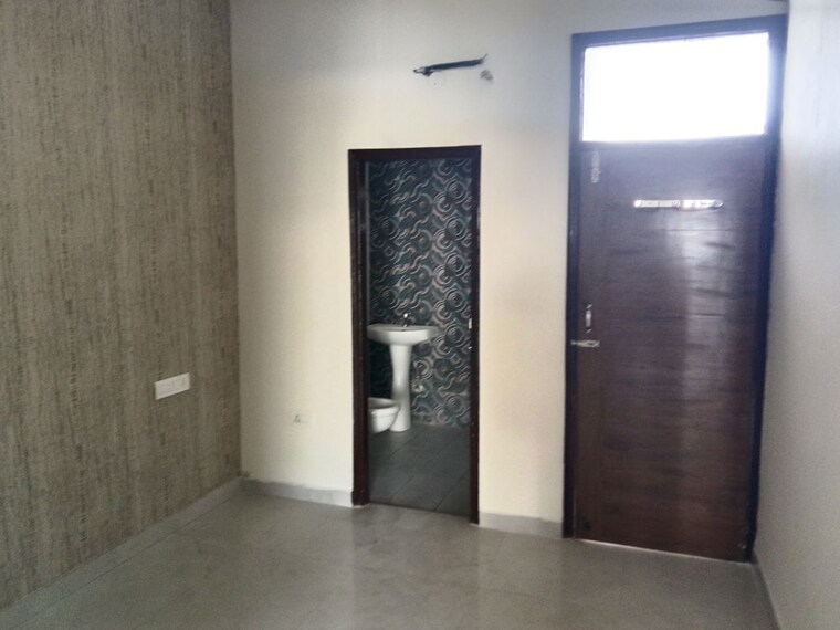 Room, dhakoli 3 Bedroom 122 Sq.Yd. Builder Floor In Dhakoli Zirakpur 10477580