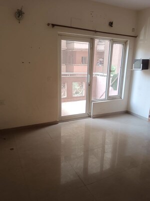 Room in 3 BHK Apartment at Spr Imperial Estate, Sector 82 – for Rent