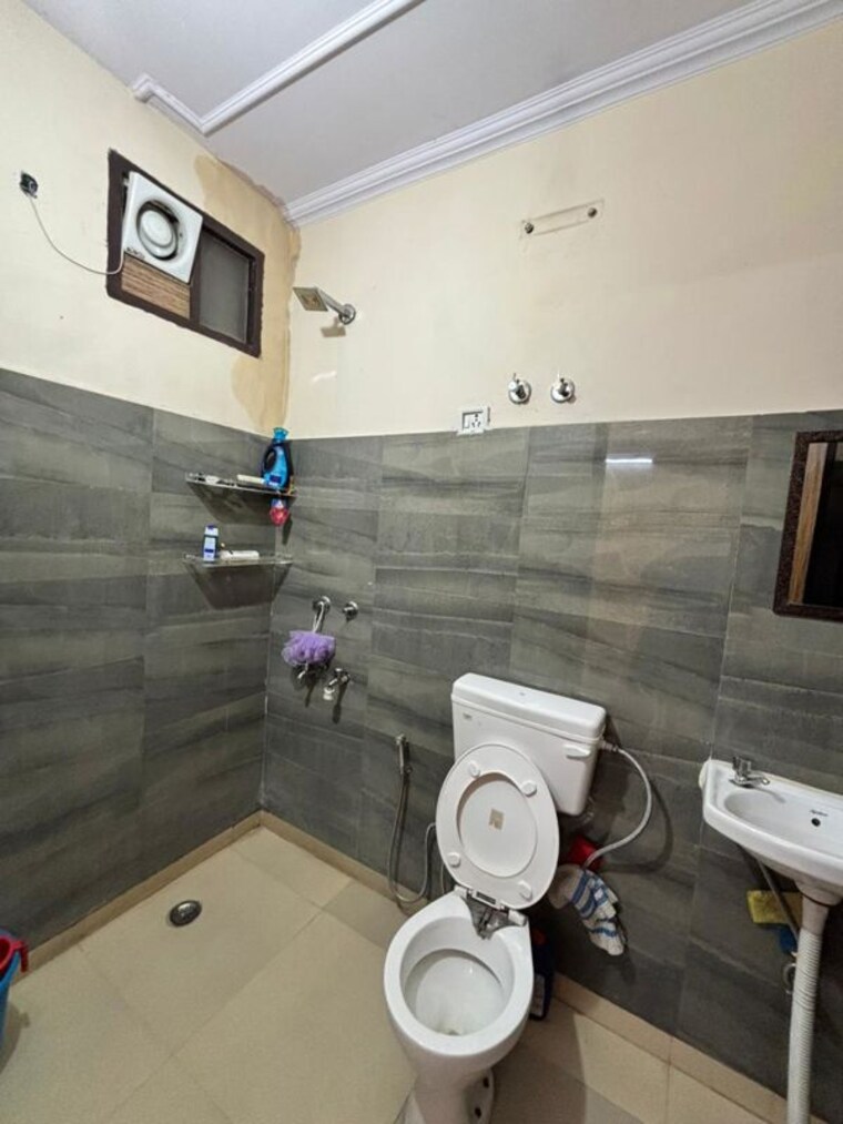 Bathroom, ramesh nagar 1 Bedroom 50 Sq.Yd. Builder Floor In Ramesh Nagar Delhi 10477587