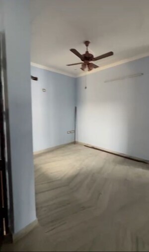 Room in 3 BHK Builder Floor at Sector 9 – for Rent