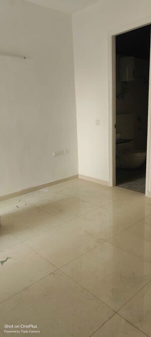 Room in 3 BHK Apartment at Arihant Abode, Sector 10 Greater Noida – for Rent