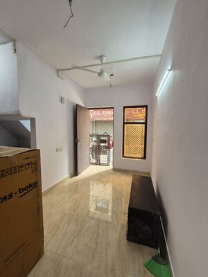 Furnished Amenities in 1 BHK Builder Floor at Ramesh Nagar – for Rent