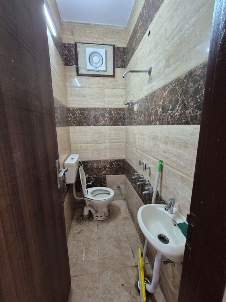 Bathroom, ramesh nagar 1 Bedroom 50 Sq.Yd. Builder Floor In Ramesh Nagar Delhi 10477689
