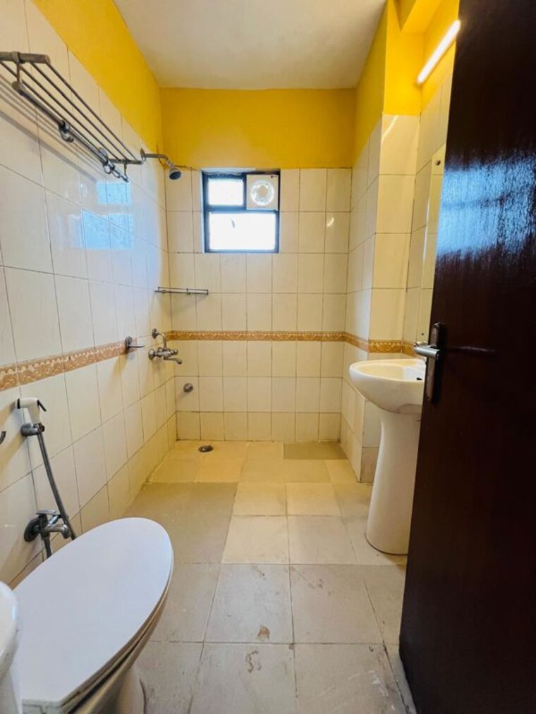 Bathroom, ardee-city-palm-grove-heights 3 Bedroom 2200 Sq.Ft. Apartment In Sector 52 Gurgaon 10477853