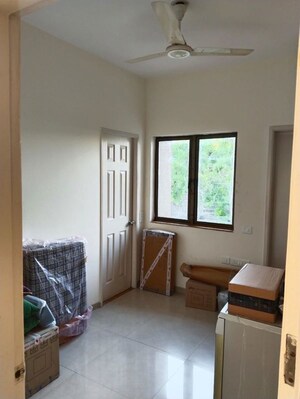 Room in 3.5 BHK Apartment at Koregaon Park – for Rent