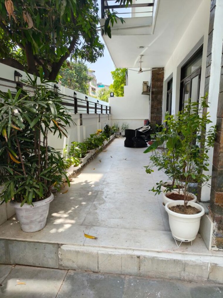 Balcony, defence colony 3 Bedroom 2200 Sq.Ft. Builder Floor In Defence Colony Delhi 10477906