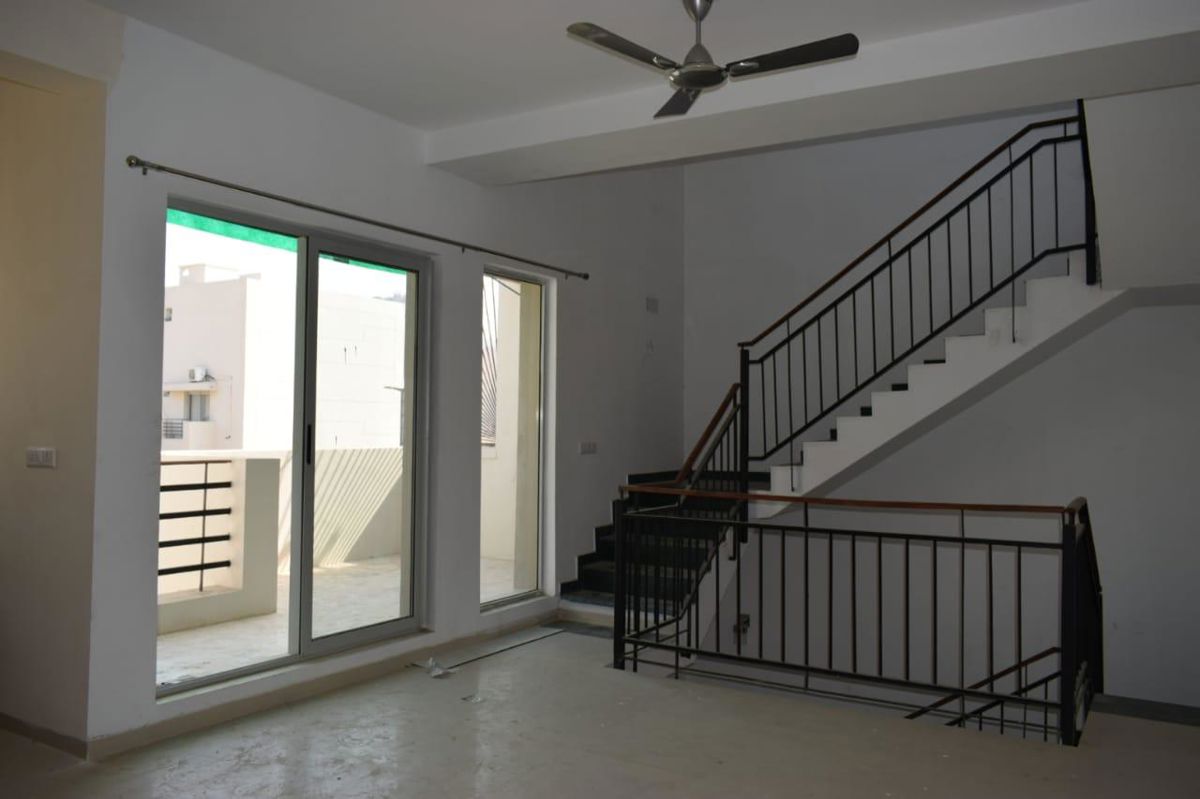 4 BHK + Pooja Room,Servant Room 240 Sq.Yd. Villa in Vatika Signature Villas