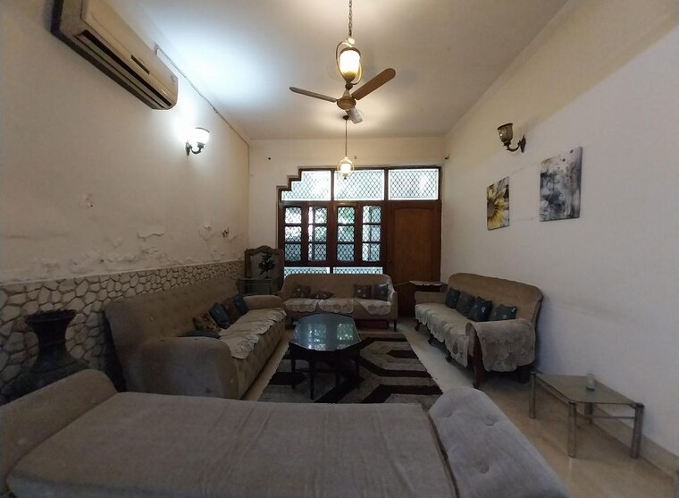 Living Room, sector 41 6 Bedroom 180 Sq.Mt. Independent House In Sector 41 Noida 10477957