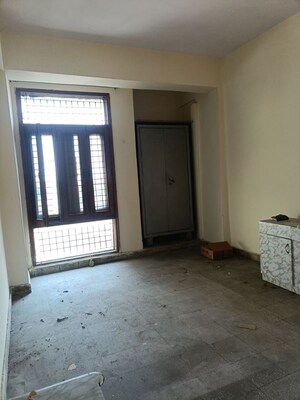 Room in 3.5 BHK Apartment at Vasundhara Enclave – for Rent