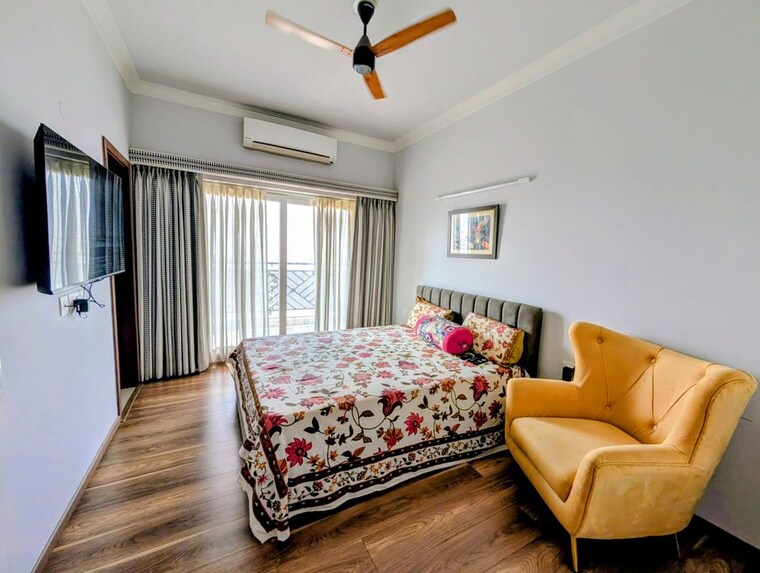 Bedroom, central-park-flower-valley-aqua-front-towers 3.5 Bedroom 2134 Sq.Ft. Builder Floor In Sohna Sector 33 Gurgaon 10477980