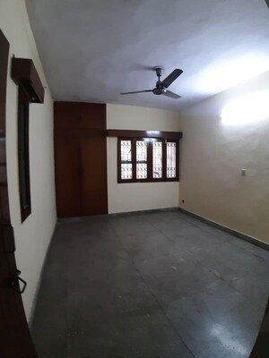 Room in 2 BHK Builder Floor at Safdarjung Enclave – for Rent