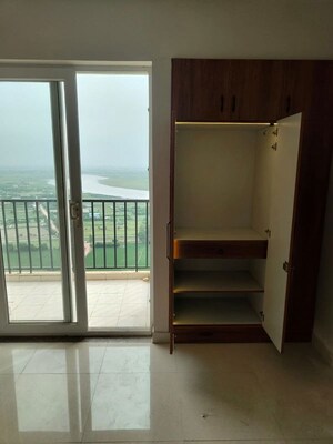 Room in 2 BHK Apartment at Tata Eureka Park, Sector 150 – for Rent