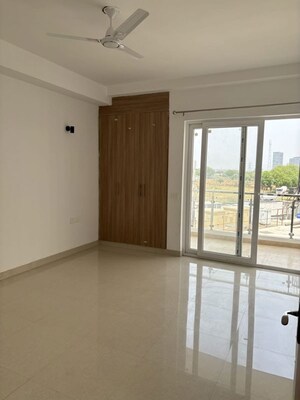 Room in 3 BHK Apartment at BPTP Amstoria, Sector 102 – for Rent