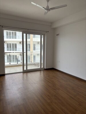Room in 3 BHK Apartment at BPTP Amstoria, Sector 102 – for Rent