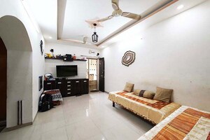 Furnished Amenities in 2.5 BHK Apartment at Ellisbridge – for Sale