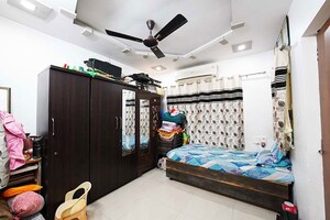 Bedroom in 2.5 BHK Apartment at Ellisbridge – for Sale