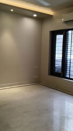 Room in 4 BHK Builder Floor at Sector 10a – for Rent