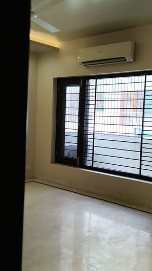 Room in 4 BHK Builder Floor at Sector 10a – for Rent