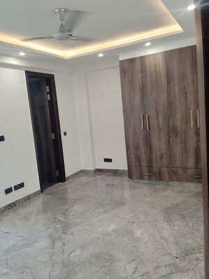 Room in 3 BHK Builder Floor at Defence Colony – for Rent