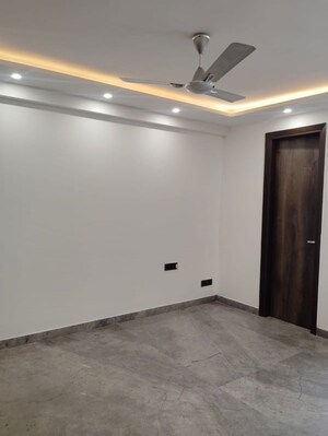 Room in 3 BHK Builder Floor at Defence Colony – for Rent