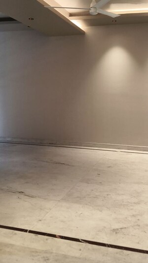 Room in 3 BHK Builder Floor at Sector 40 – for Rent