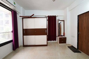 Room in 2 BHK Apartment at Ellisbridge – for Sale