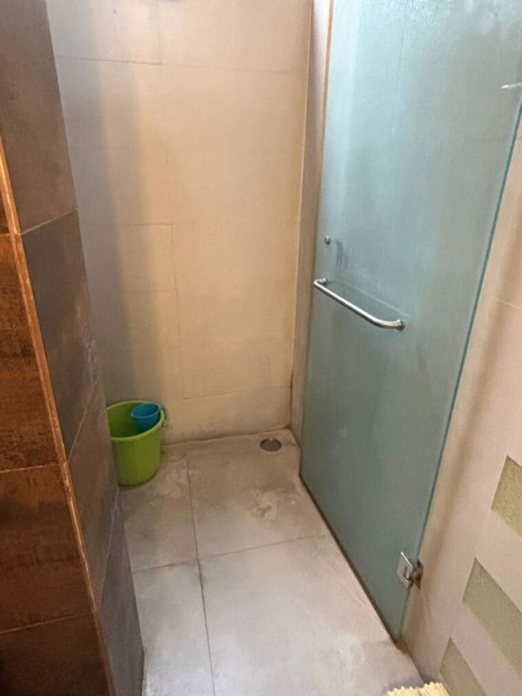 Bathroom, safdarjung development area 2 Bedroom 200 Sq.Yd. Builder Floor In Safdarjung Development Area Delhi 10478493
