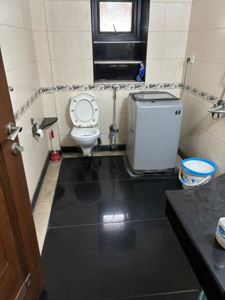 Attached Bathroom, safdarjung development area 2 Bedroom 200 Sq.Yd. Builder Floor In Safdarjung Development Area Delhi 10478493