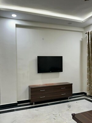 Furnished Amenities in 3 BHK Builder Floor at South City 1 – for Rent