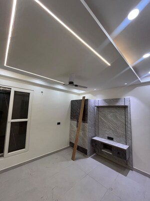 Furnished Amenities in 3 BHK Builder Floor at Laxman Chowk – for Sale