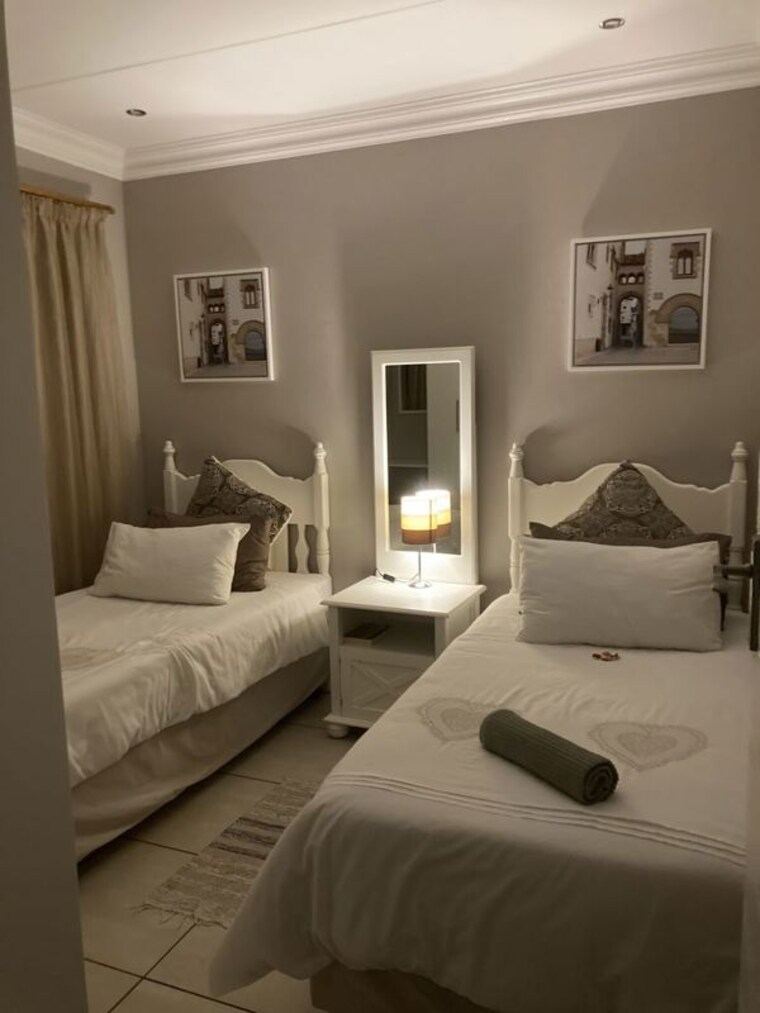 Bedroom, greater kailash ii 3 Bedroom 400 Sq.Yd. Builder Floor In Greater Kailash ii Delhi 10478616