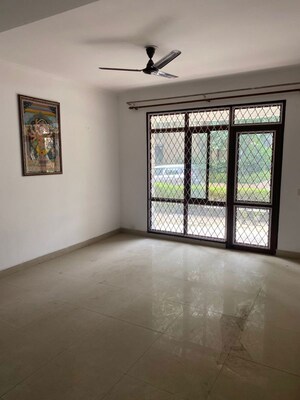 Room in 2.5 BHK Builder Floor at Smart World Orchard, Sector 61 – for Rent