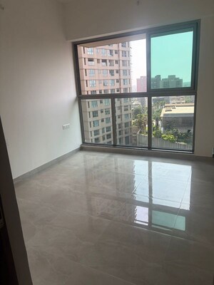 Room in 2 BHK Apartment at Sheth Auris Bliss, Malad West – for Rent