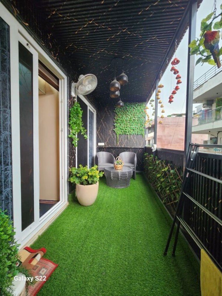 Balcony, sultanpur 3 Bedroom 170 Sq.Yd. Builder Floor In Sultanpur Delhi 10478687