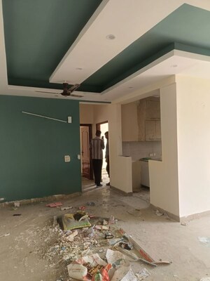 Room in 3 BHK Apartment at Amrapali Silicon City, Sector 76 – for Rent