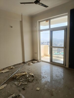Room in 3 BHK Apartment at Amrapali Silicon City, Sector 76 – for Rent