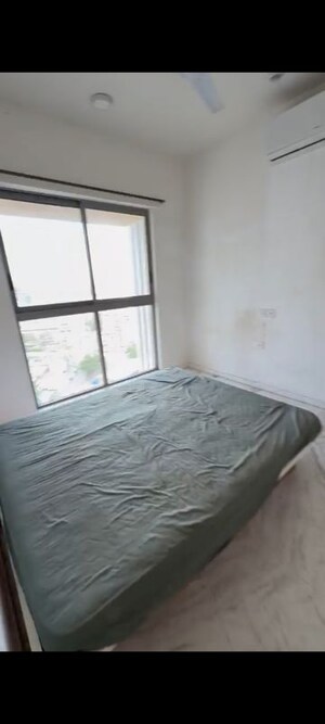 Room in 2 BHK Apartment at JP Eminence, Andheri West – for Rent