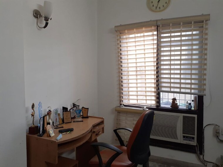 Living Room, shivalik colony 3 Bedroom 200 Sq.Ft. Builder Floor In Shivalik Colony Delhi 10478789