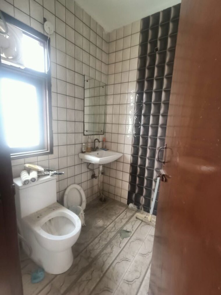 Bathroom, malviya nagar 1 RK 100 Sq.Yd. Builder Floor In Malviya Nagar Delhi 10478817